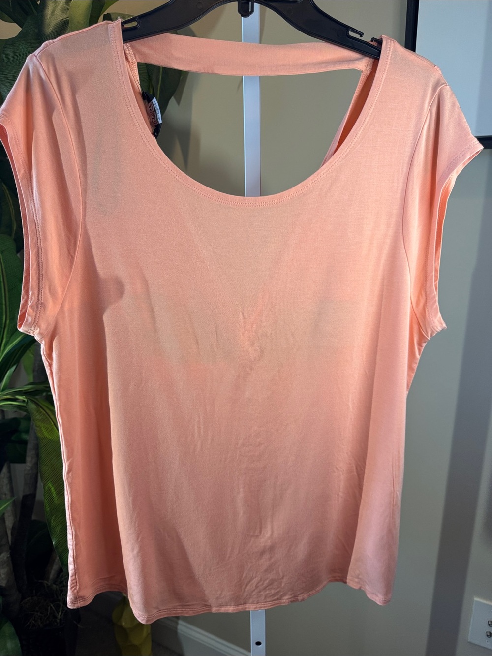 Women’s Scoop Neck Cap Sleeve Top - Peach W/ detailed open back Size L